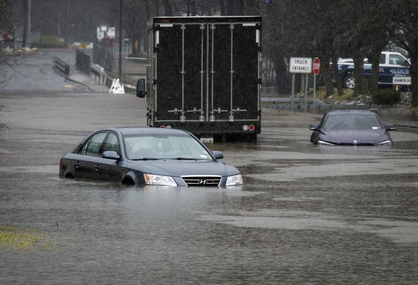 'Powerful' storm dumps heavy rain over East Coast with 59M under flood alerts