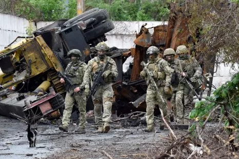 Russians Engage in Chaotic Assault under Cluster Munitions Fire: PoV Video