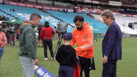 India vs South Africa: Virat Kohli meets fan, signs Royal Challengers Bangalore jersey