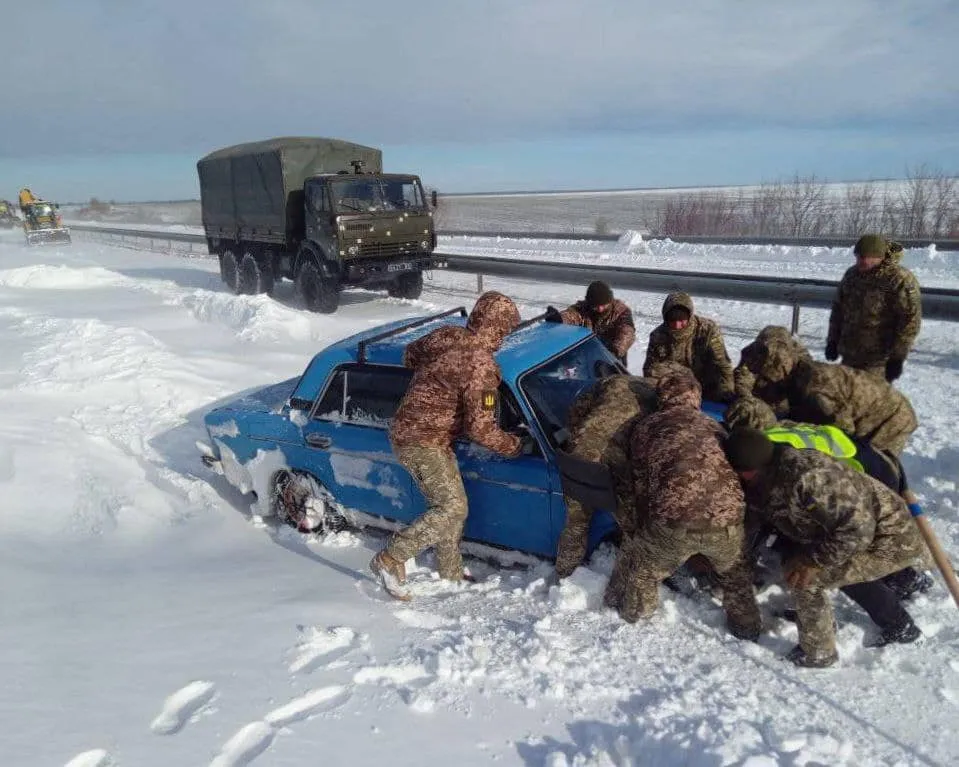 Ukraine storm death toll rises to 10, thousands rescued in the south