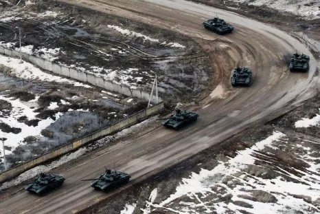 Ukraine Drone Forces Crew to Abandon Russia's Prized T-90 Tank: Video