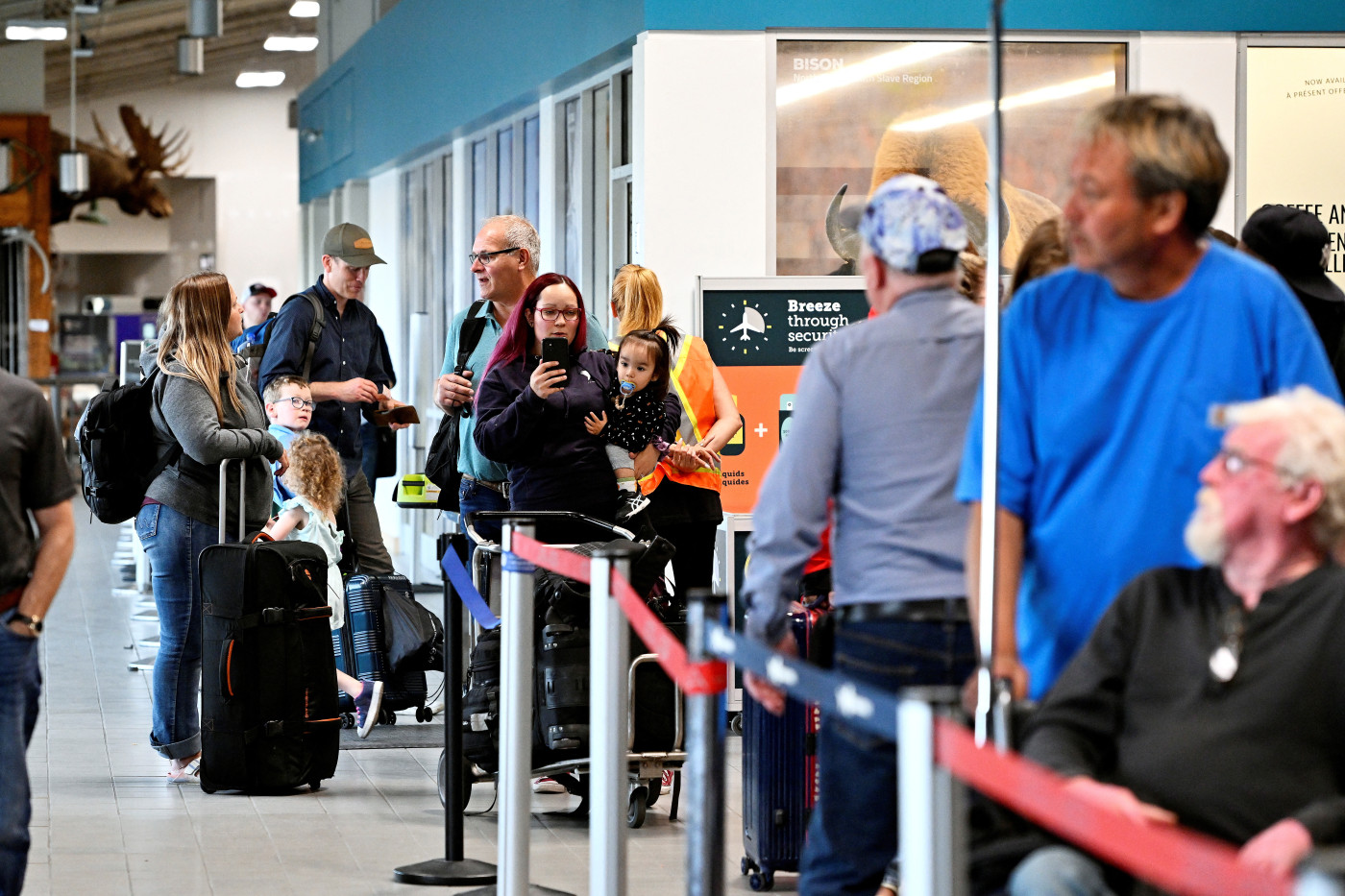 Yellowknife residents leave by air, road as wildfire evacuations ramp up