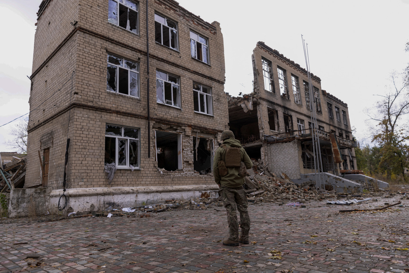 Fighting rages on Ukraine front line as Russia goes on the offensive