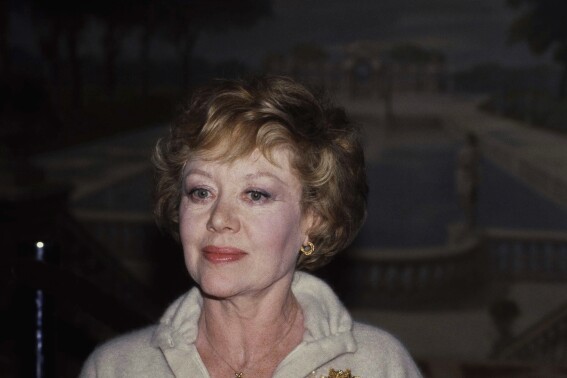 Glynis Johns, ‘Mary Poppins’ star who first sang Sondheim’s ‘Send in the Clowns,’ dies at 100