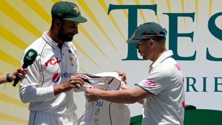 Pakistan team presents David Warner with signed shirt as Test farewell gift