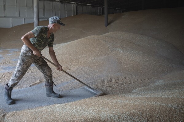 Polish farmers suspend their blockade at the Ukrainian border after a deal with the government