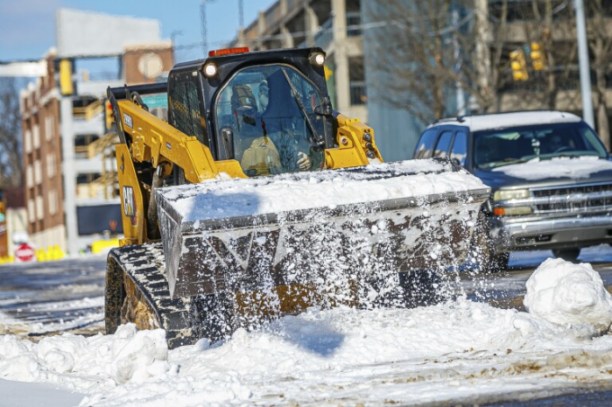 Pacific Northwest hunkers down for ice and freezing rain, while other US regions also battle cold