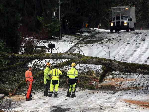 Icy blast gripping US blamed for deaths in Tennessee, as Oregon braces for another round of cold