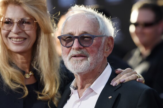 Norman Jewison, acclaimed director of ‘In the Heat of the Night’ and ‘Moonstruck,’ dead at 97