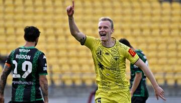 Football: Wellington Phoenix overcome kit mishap to dispatch Western United, remain atop A-League standings