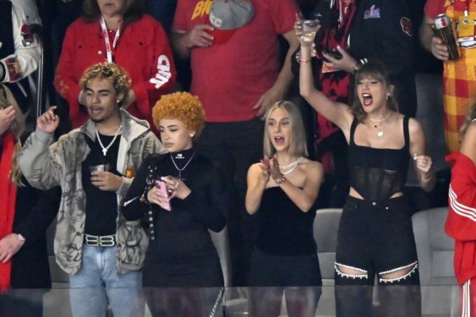 Taylor Swift cheering at Super Bowl as she watches Travis Kelce and the Chiefs play the 49ers