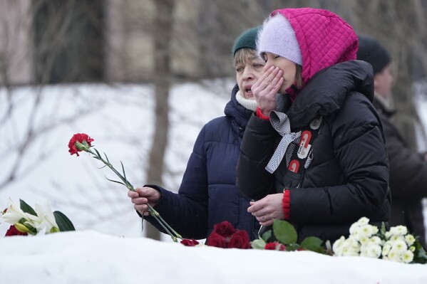 The body of Russian opposition leader Alexei Navalny has been handed over to his mother, aide says