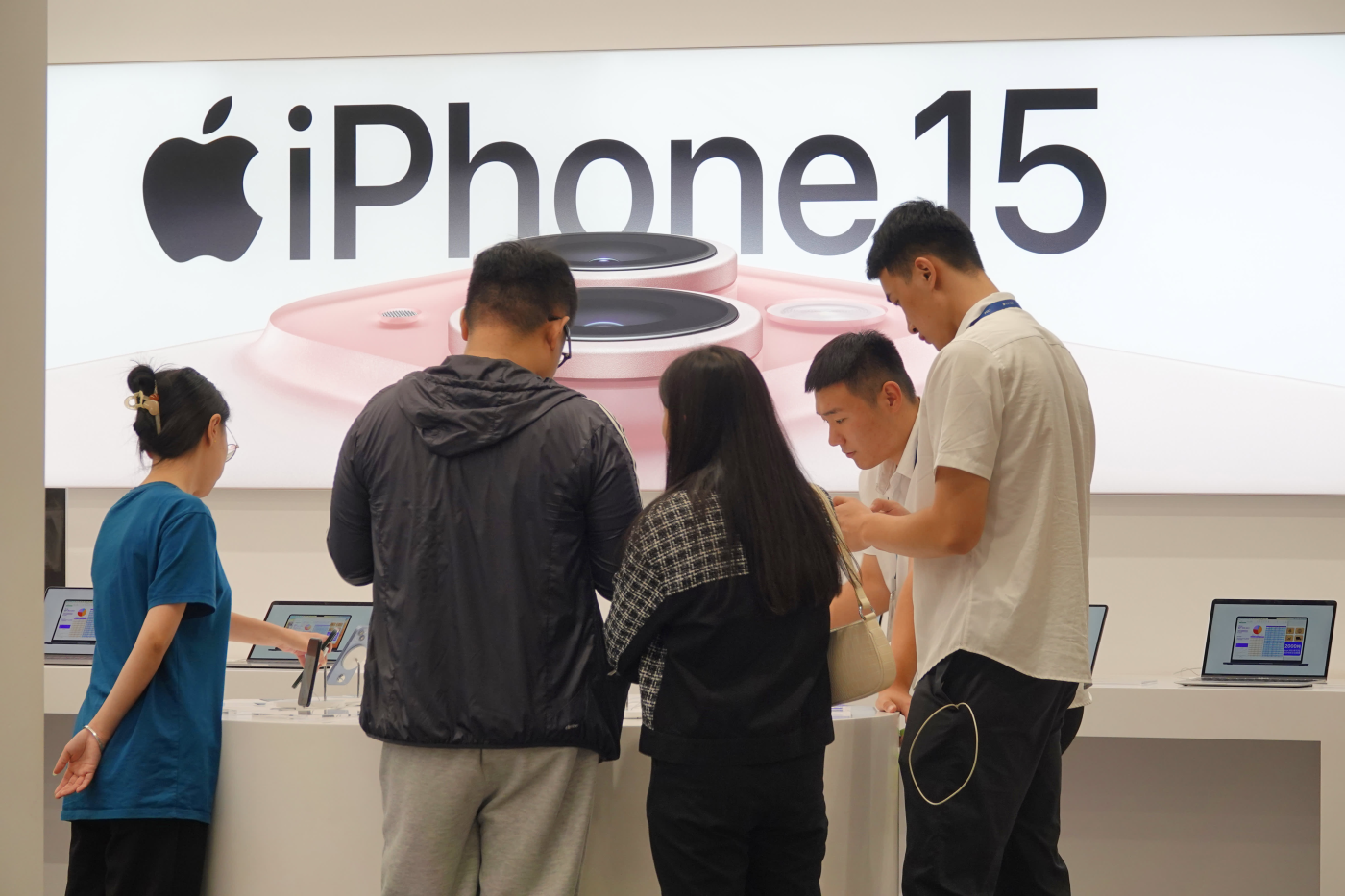 Apple iPhone sales plunge 24% in China as Huawei smartphone business resurges, report says