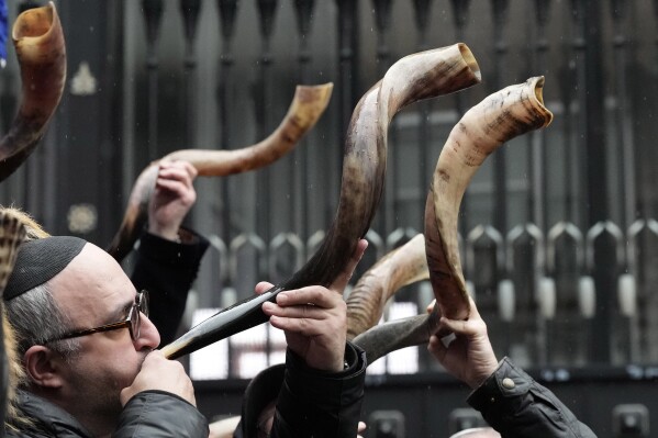 A Jewish chorus blowing on the shofar marks 155 days of captivity for the hostages in Gaza