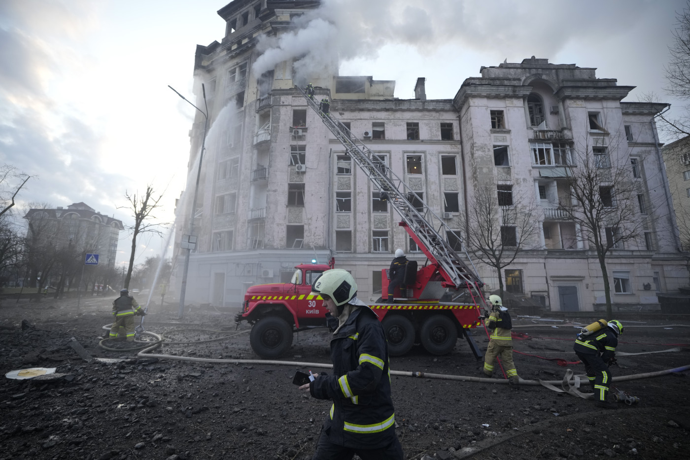 Wave of Russian missiles strikes Ukraine’s Kyiv, wounds more than 10