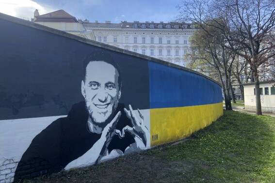 In Vienna, 2 portraits of Alexei Navalny are painted near a monument to Soviet soldiers