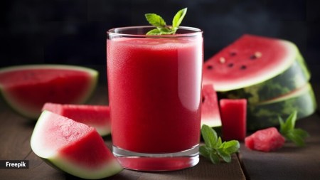 This 5-ingredient watermelon strawberry smoothie can be your summer skin saviour (recipe inside)