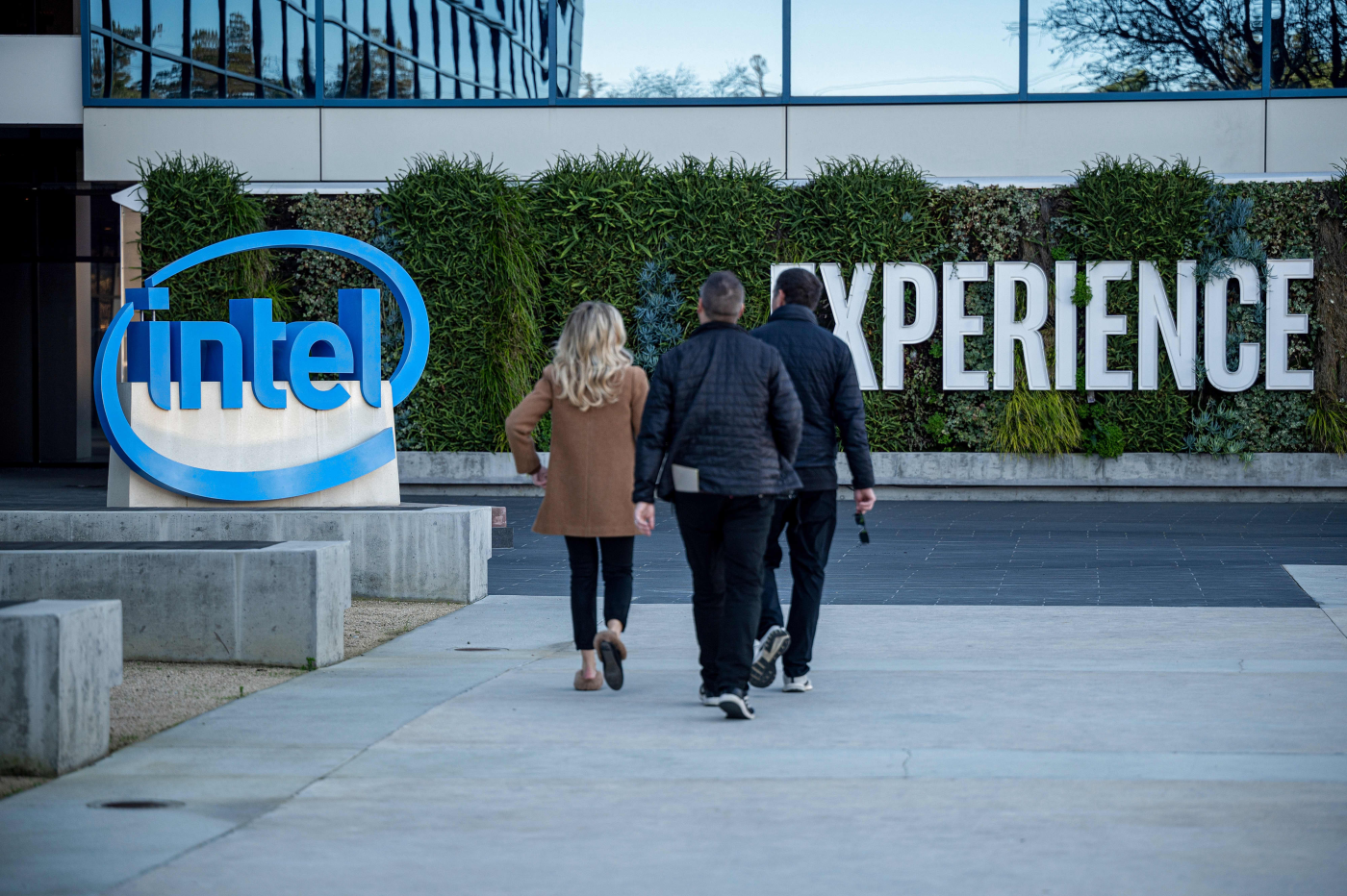 Intel drops almost 8% after chipmaker reports hefty loss in foundry business