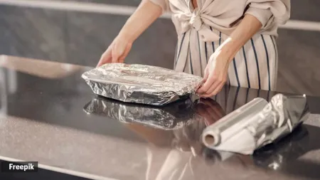 Dull or shiny: Which side of the aluminum foil should you use to pack food?