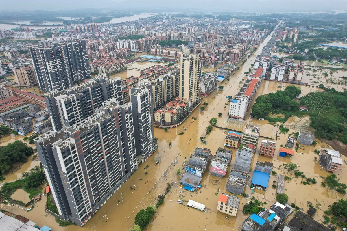 China evacuates over 100,000 as heavy rain continues to lash south