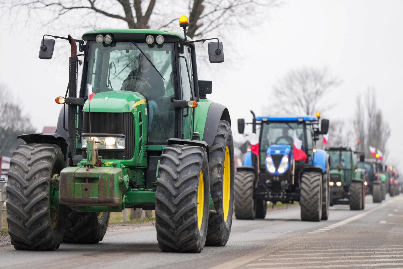 Polish farmers suspend blockade of Ukraine border