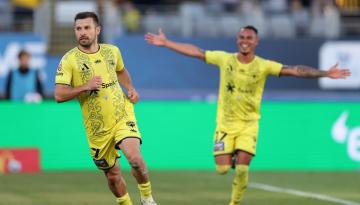 Football: Mackenzie Barry and Kosta Barbarouses claim supreme honours at Wellington Phoenix awards