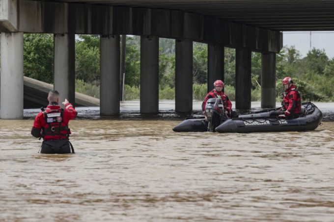 Hundreds rescued from Texas floods as forecast calls for more rain and rising water