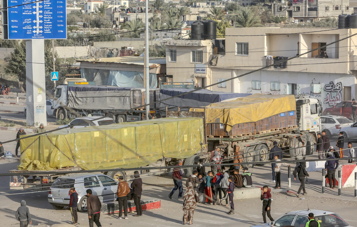 Karem Abu Salem crossing closed to aid convoys after attack: Israeli army