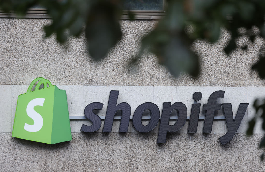 Shopify shares plunge 19% on weak guidance