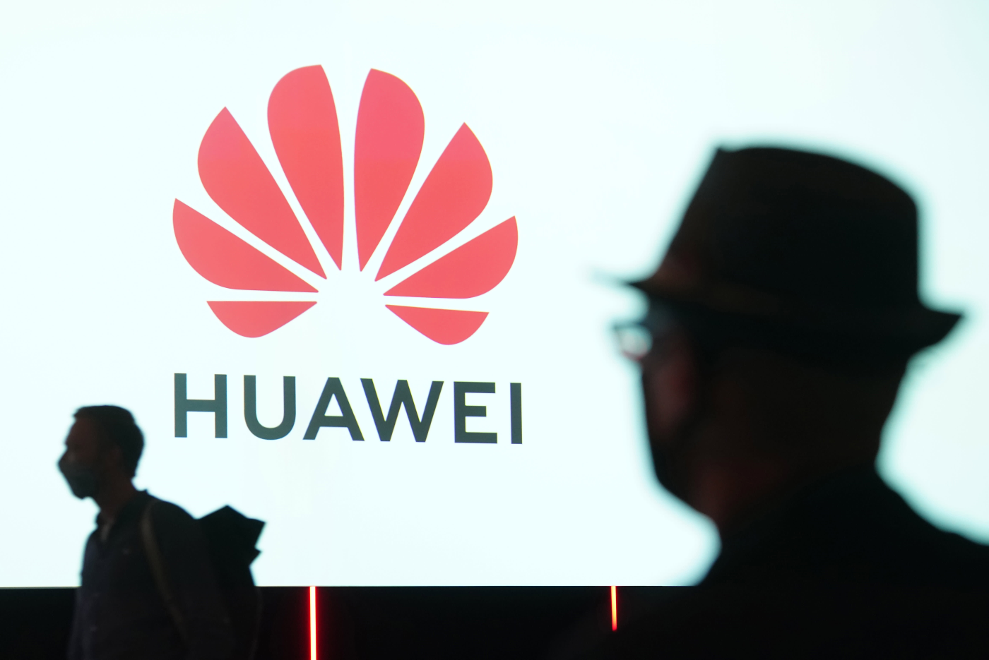 U.S. revokes some export licenses to sell chips to Huawei in a bid to curb China's tech power