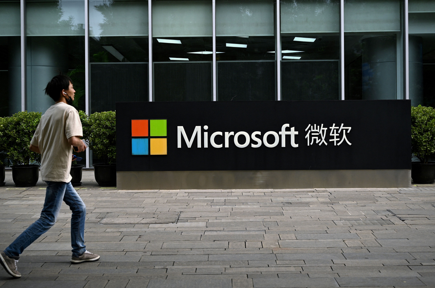 Microsoft offers relocation to hundreds of China-based AI staff amid U.S.-China tech tensions