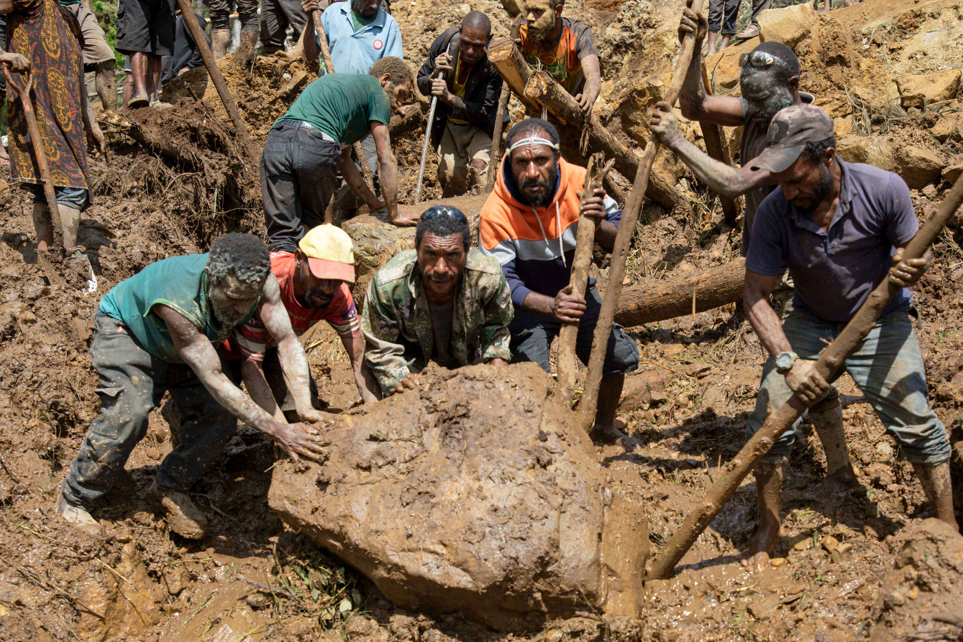 Papua New Guinea evacuating landslide villages as hopes for survivors fade