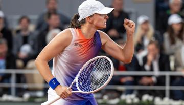 Tennis: Defending champ Iga Swiatek prevails in titanic duel with Naomi Osaka at French Open