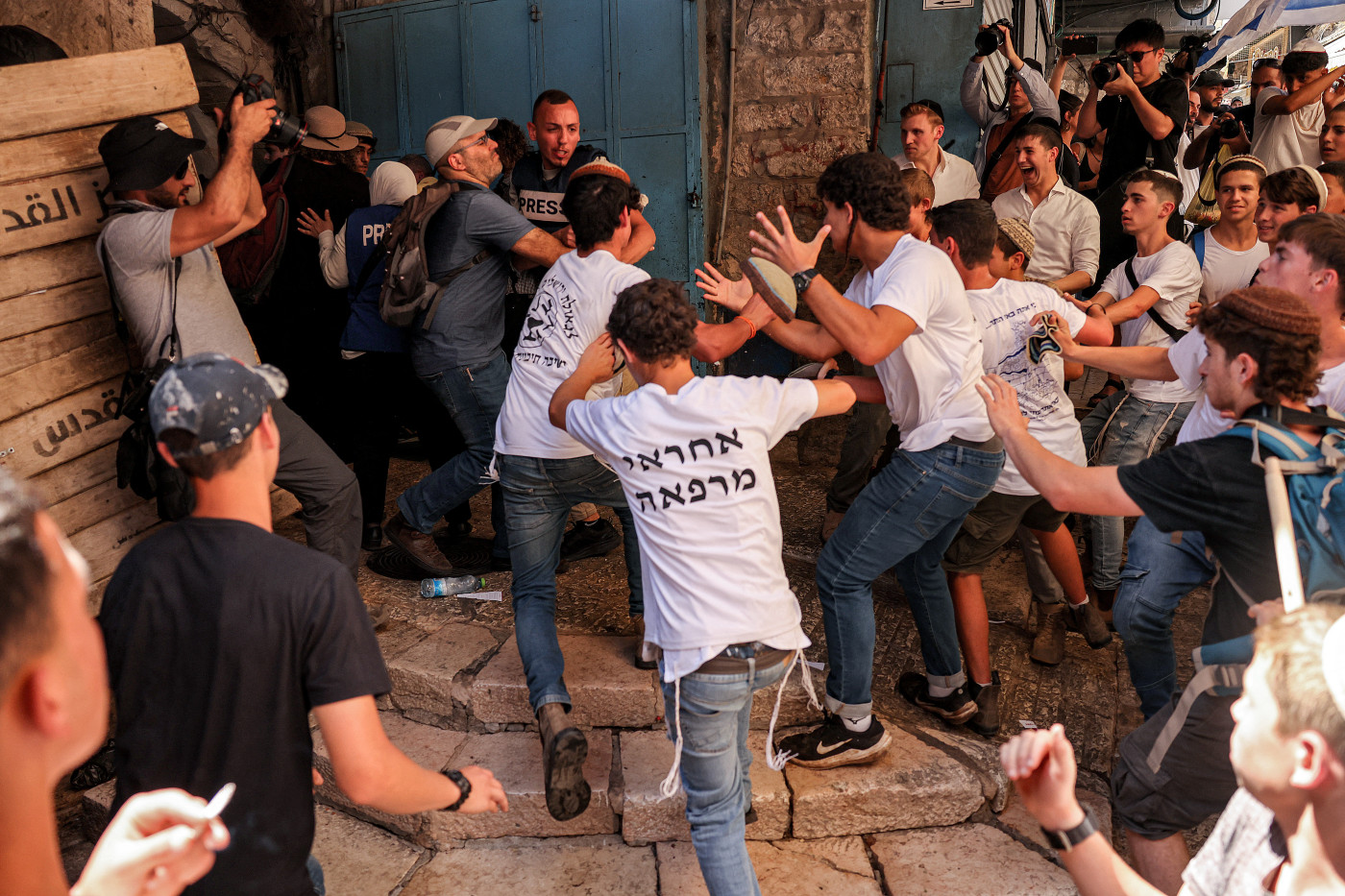 Thousands of Israelis march through Jerusalem, some attacking Palestinians