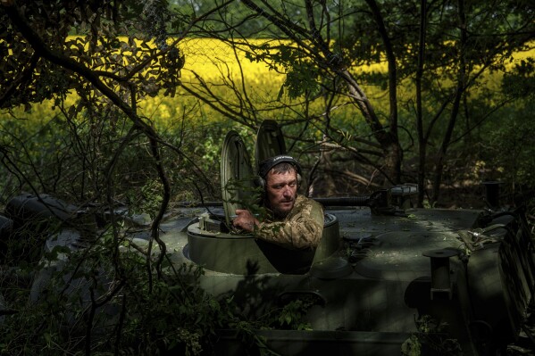 Ukraine employs a flexible defense while waiting for new Western ammo to get to the front