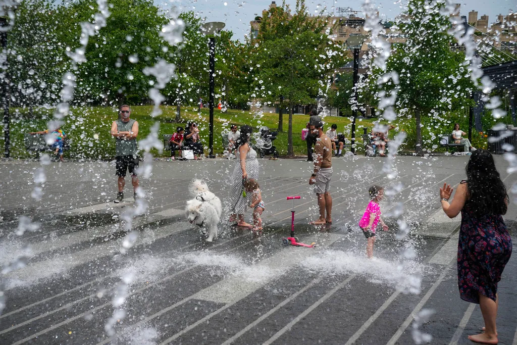 US reels under scorching temperatures, heavy flooding