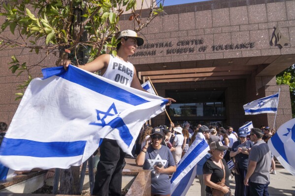 Feds investigating violence during pro-Palestinian protest outside Los Angeles synagogue