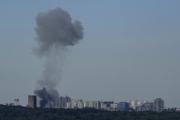 Russia uses hypersonic missiles in an attack on Kyiv. Fires break out in some city districts