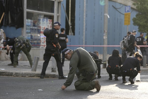 Air attack leaves 1 dead, at least 10 injured in Tel Aviv