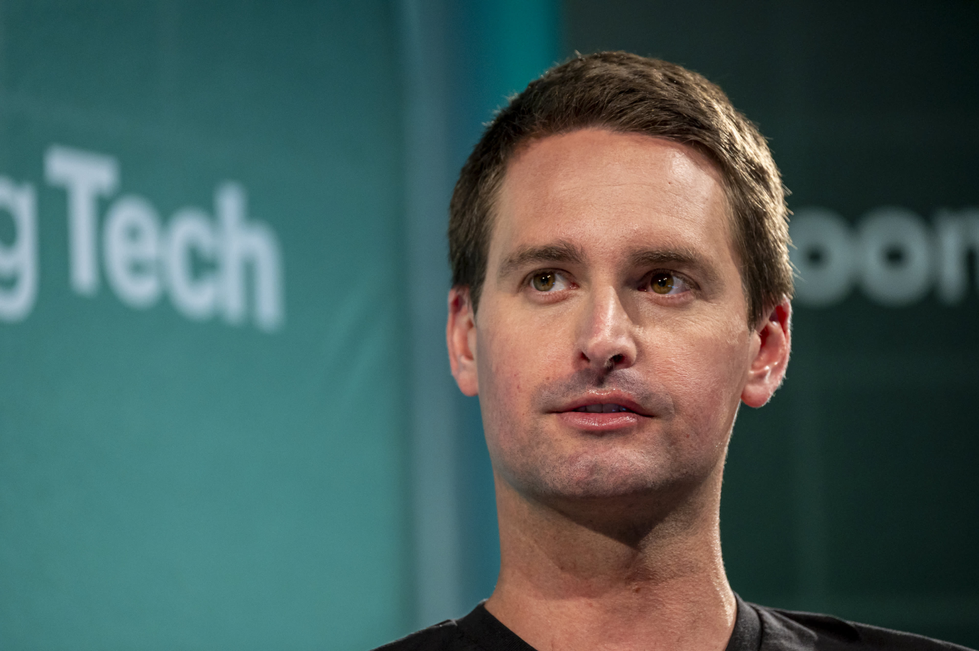 Snap shares plunge more than 20% on weak guidance