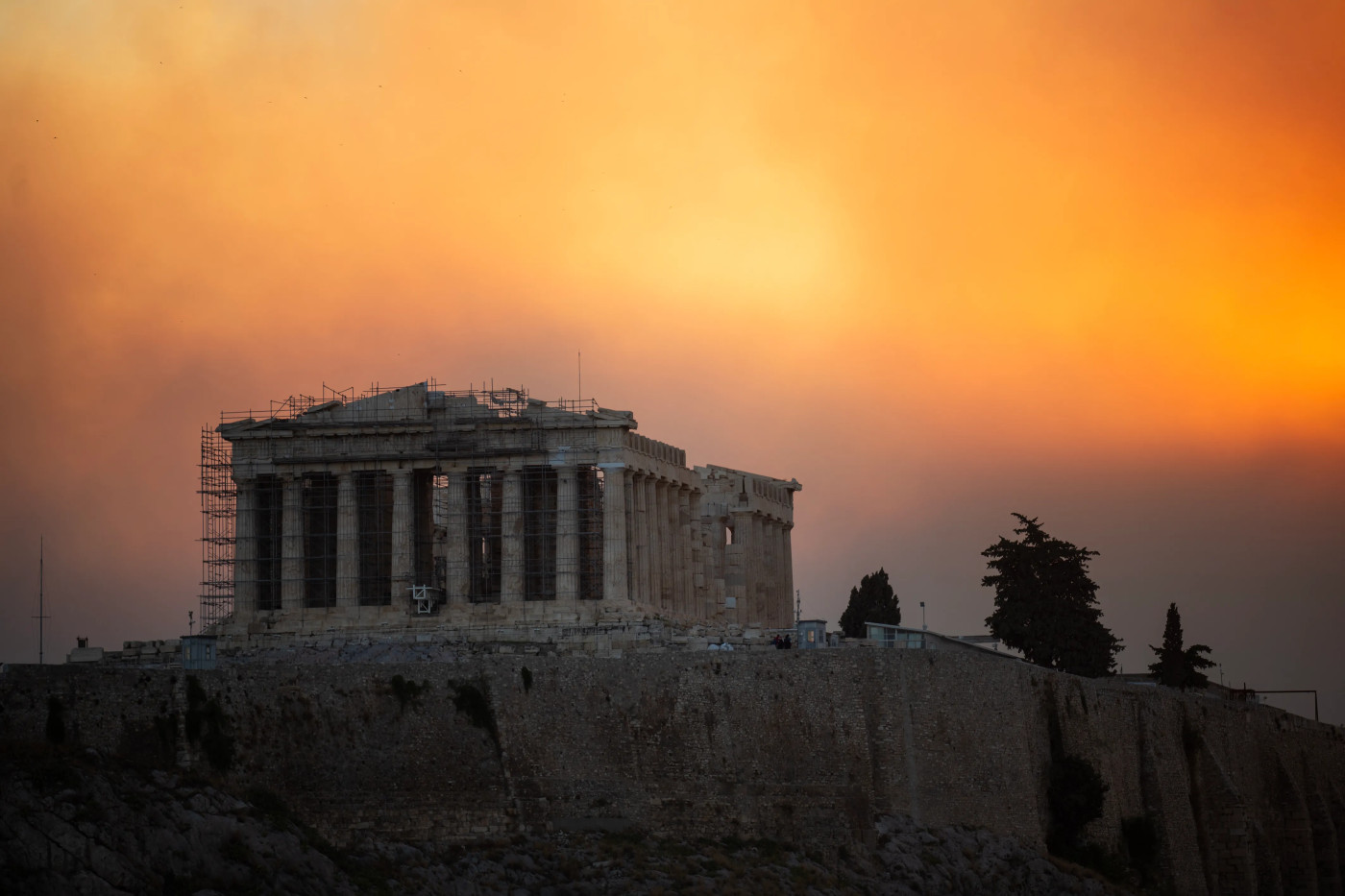 Wildfires trigger evacuations as they threaten Greek capital