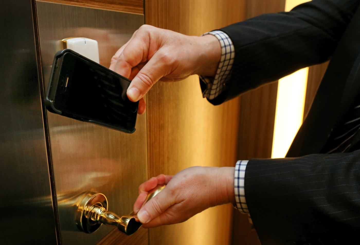 Apple and Google wallets want to help make the hotel room key card obsolete