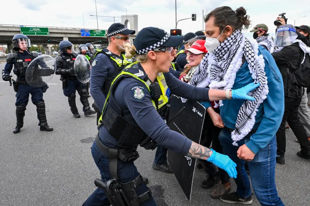 Clashes as antiwar protesters target Australian arms fair