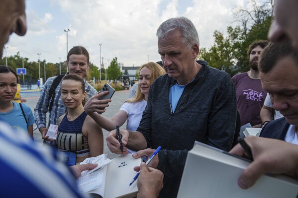 US historian leads charity run in Kyiv to highlight the plight of Ukrainian POWs